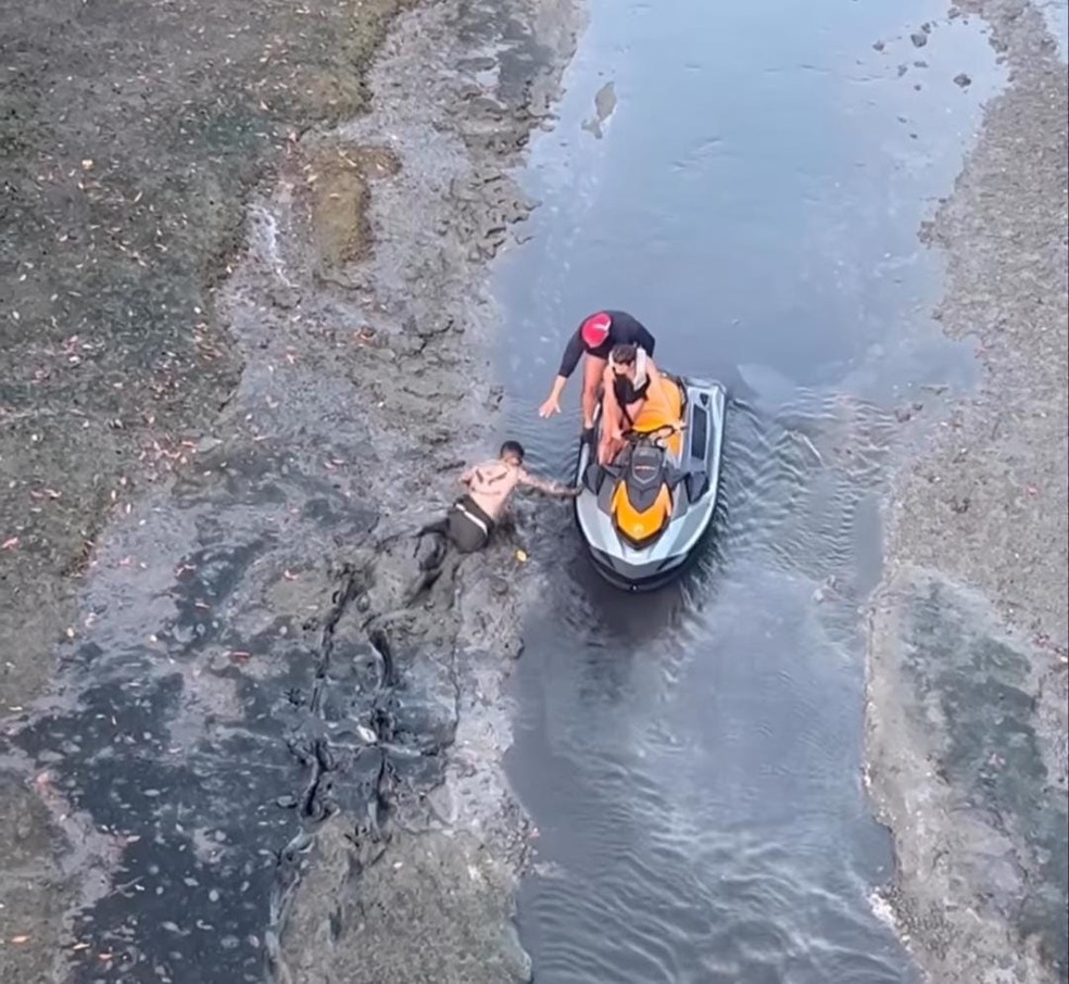 Livia Viana foi resgatada quando o jet ski onde estava encalhou, em Raposa — Foto: Reprodução/CTA