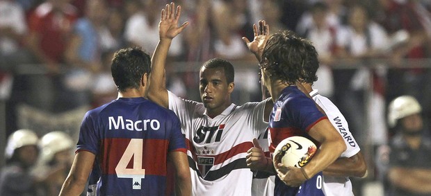 Lucas, São paulo e Tigres (Foto: Agência Reuters)