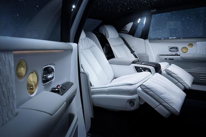 O Rolls-Royce Phantom Tranquility apresentado no Salão de Automóvel de Genebra, com direito até a pedaço de meteorito (Foto: Divulgação)