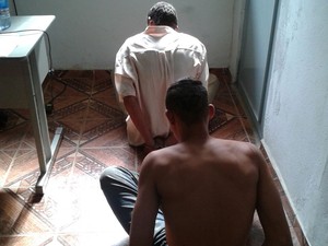 Dois suspeitos foram detidos em um matagal (Foto: Divulgação/PM)