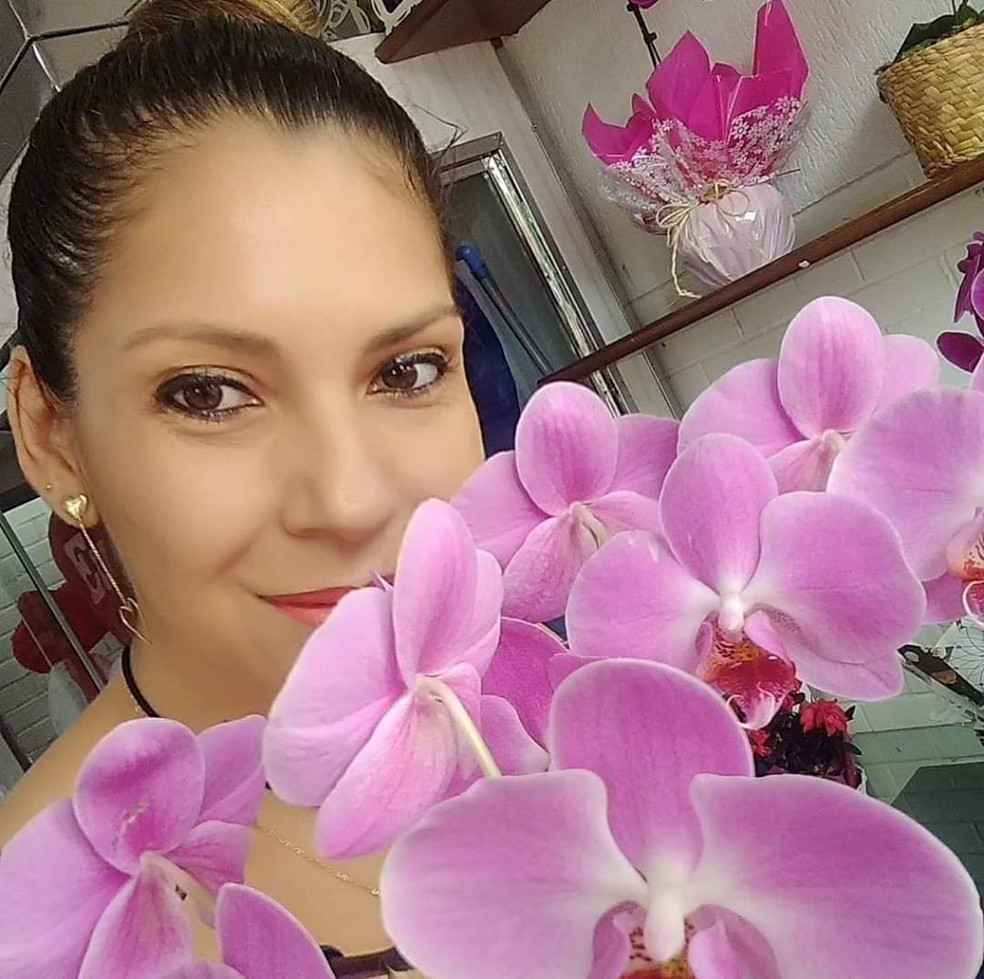 Regiane Farias trabalha em uma floricultura — Foto: Redes sociais