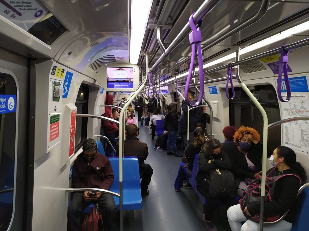 Passageiros usam máscara em trem da linha 5-Lilás sentido Capão Redondo por volta das 5h20 nesta sexta-feira (9), quando começa a valer medida de suspensão da proteção — Foto: Vitor Sorano/g1
