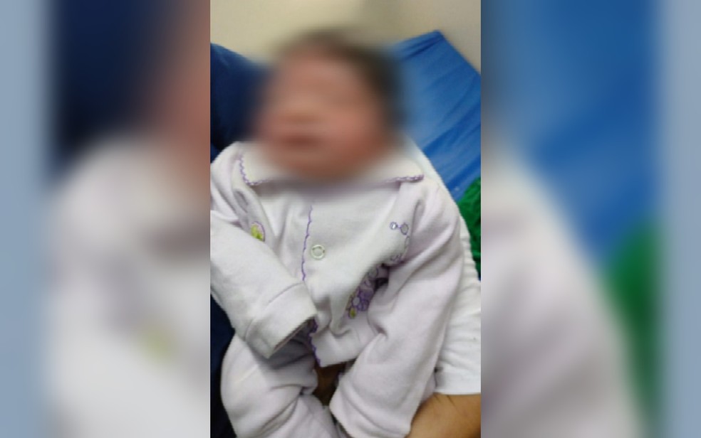 Bebê encontrado abandonado em obra de Cristalina é cuidado em hospital da cidade, Goiás — Foto: Reprodução/TV Anhanguera