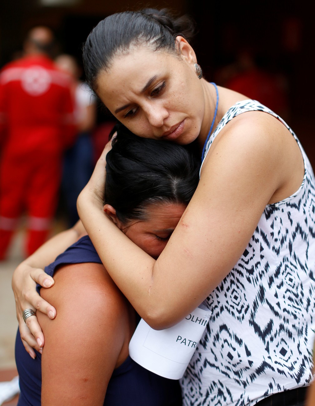 Parentes de pessoas desaparecidas reagem ao rompimento da barragem da Vale em Brumadinho, neste sábado (26). — Foto: Adriano Machado/Reuters