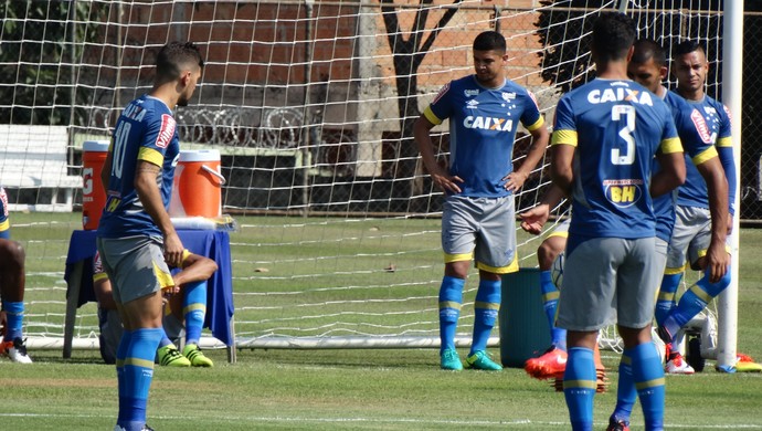 Cruzeiro trabalha saída de bola rápida e marcação em treino desta quarta