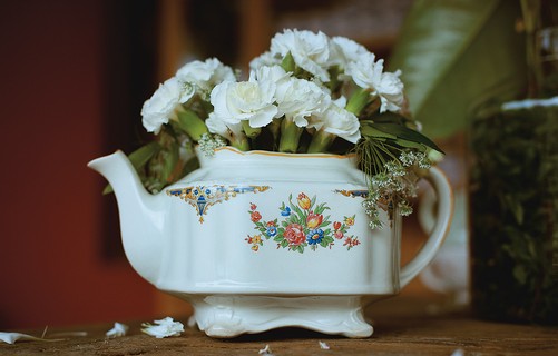 Porcelanas da família podem entrar na decoração, como o bule antigo que virou vaso para flores