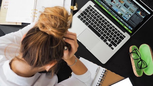 mulher - trabalho - estresse - frustração - burnout (Foto: Pexels)