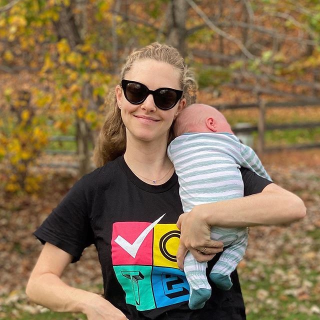 Amanda Seyfried aparece com o filho em foto incentivando seguidores a votar (Foto: Reprodução/Instagram)