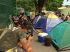 Pais acampam em frente a creches para garantirem as vagas dos filhos