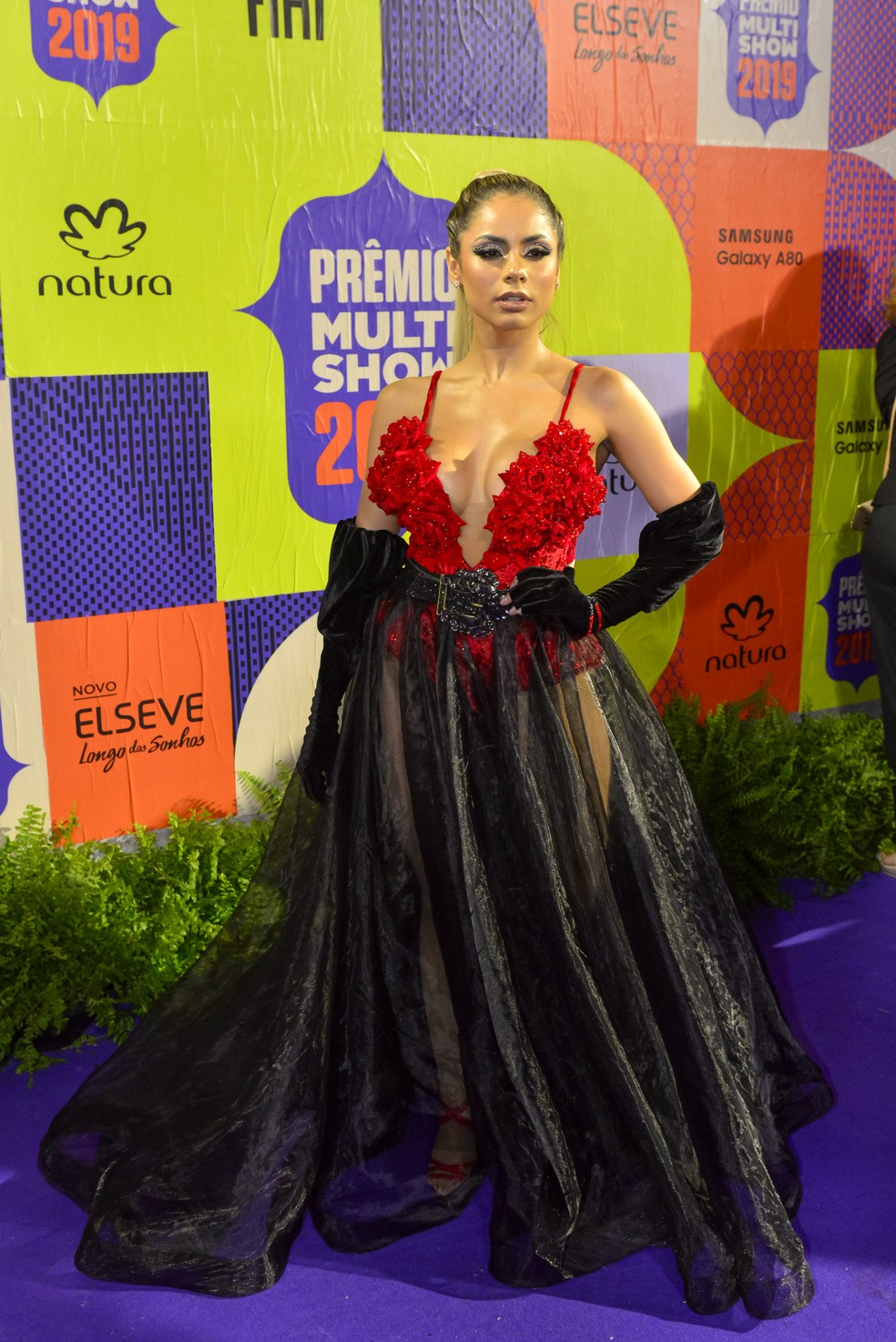 Lexa chamou atenção de body decotado com aplicações de rosas vermelhas, saia longa preta transparente e luvas — Foto: Fabio Cordeiro/Gshow
