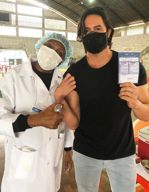Ricardo Tozzi toma vacina contra Covid-19 (Foto: Reprodução/Instagram)