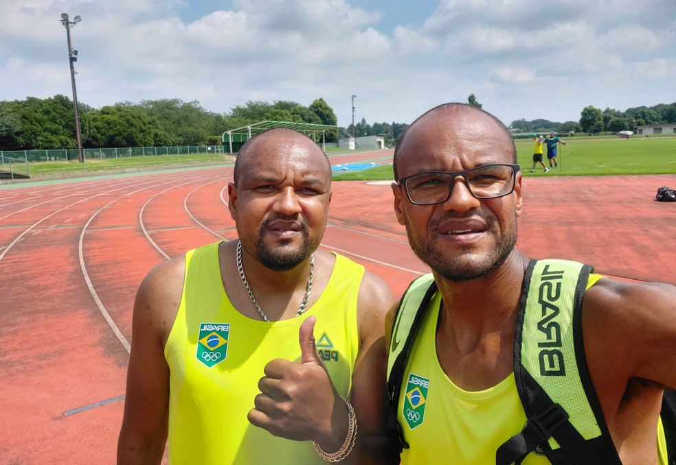 Sob os olhares do irmão, maratonista treina e busca amenizar calor — Foto: Cedida