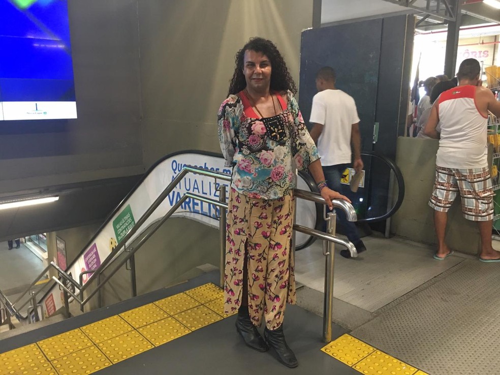 Para Poliana Carolina Alves, travesti, 34 anos, a mudança vai evitar frustrações diárias.  — Foto: Phael Fernandes / G1