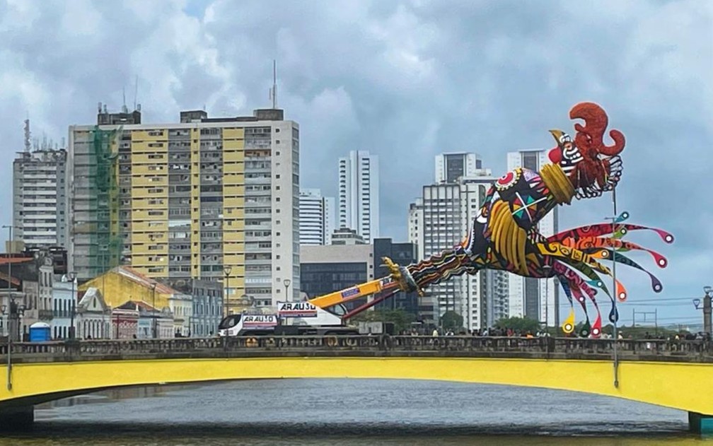 Galo gigante sendo montado na Ponte Duarte Coelho — Foto: Leo Caldas/Titular Fotografia