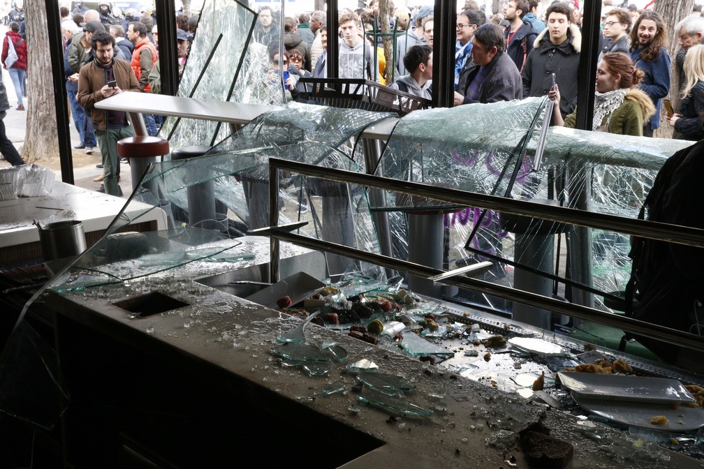 Vitrine de restaurante em Paris foi destruÃ­da em protesto do 1Âº de Maio (Foto: Geoffroy Van Der Hasselt/AFP)