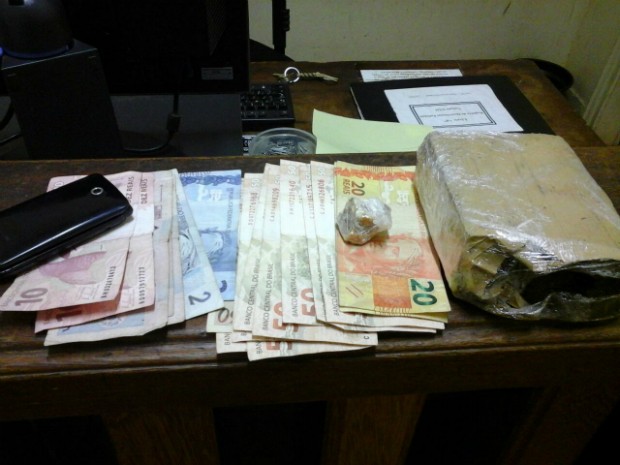 Dinheiro e drogas foram apreendidos com suspeitos (Foto: Divulgação / Polícia Militar de Itaí)