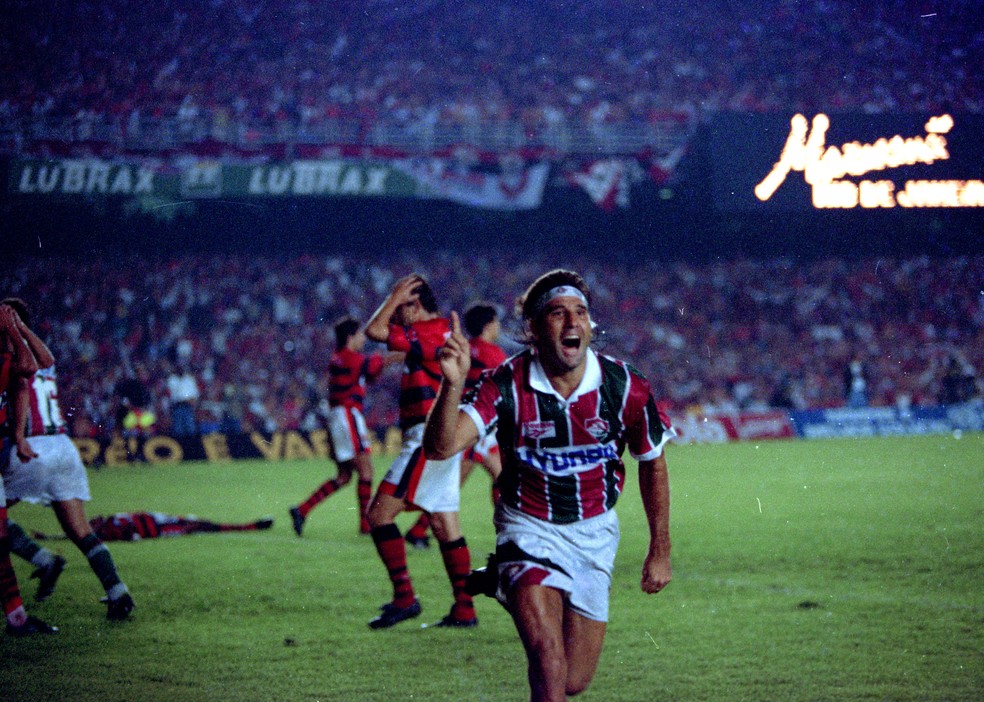 Renato Gaúcho comemora o famoso "gol de barriga" pelo Fluminense sobre o Flamengo — Foto: Aníbal Philot / Agência O Globo