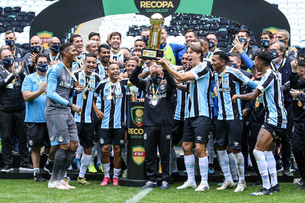 Zezinho ergue a taça de campeão do Grêmio pela Recopa Gaúcha — Foto: Lucas Bubols