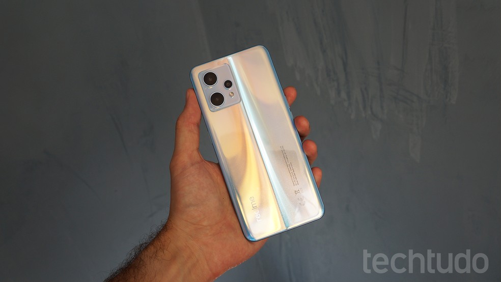 Realme 9 Pro Plus num tom de azul com prata — Foto: Thássius Veloso/TechTudo