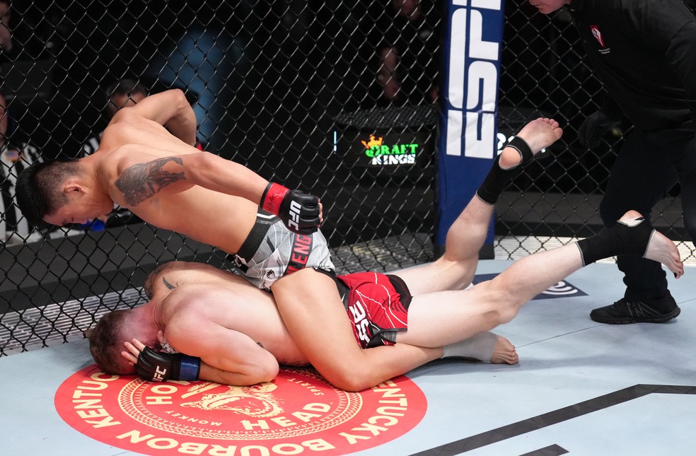 Aori Qileng venceu Cameron Else por nocaute técnico aos 2min48s do R1 — Foto: Jeff Bottari/Zuffa LLC