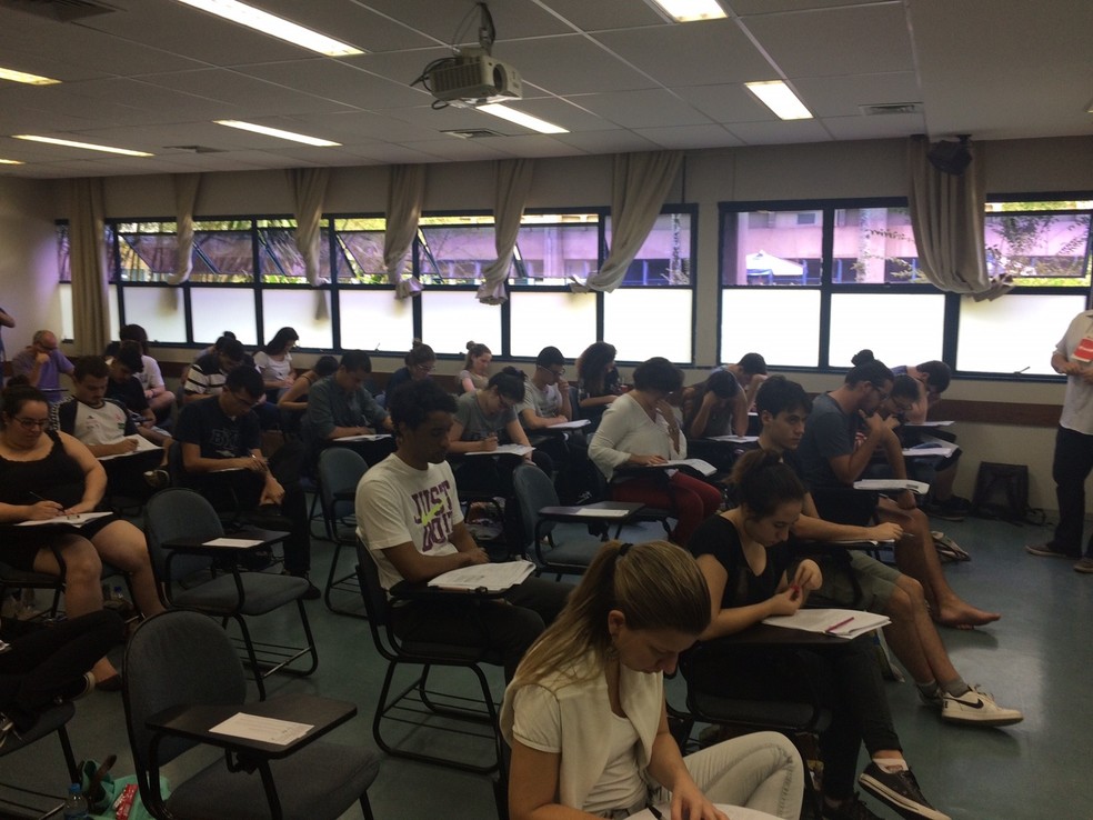 Alunos fazem a primeira prova da Fuvest 2018 na FEA-USP (Foto: Vanessa Fajardo/G1)