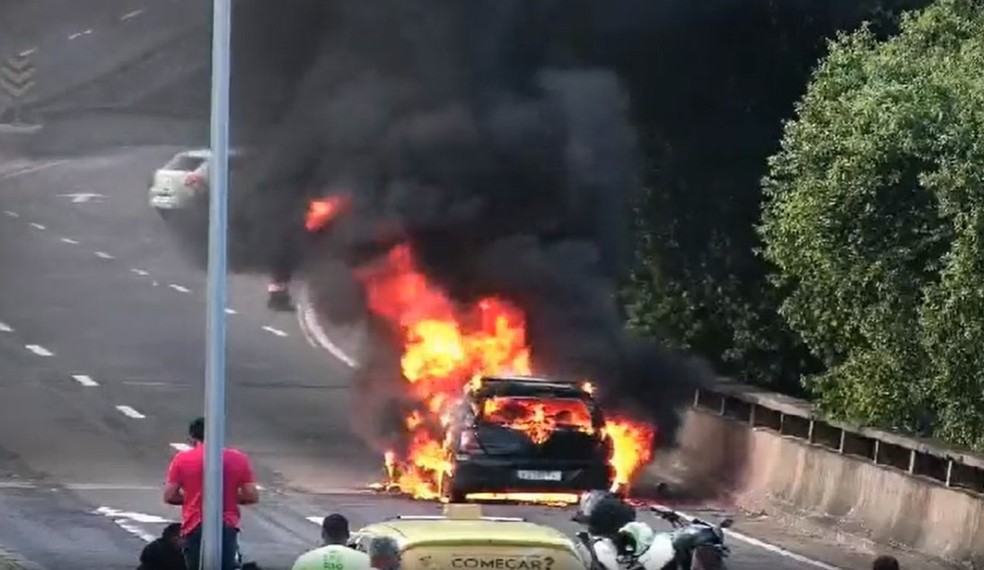 Carro em chamas interdita Elevado Paulo de Frontin nesta quarta (22) — Foto: Reprodução/Twitter/COR