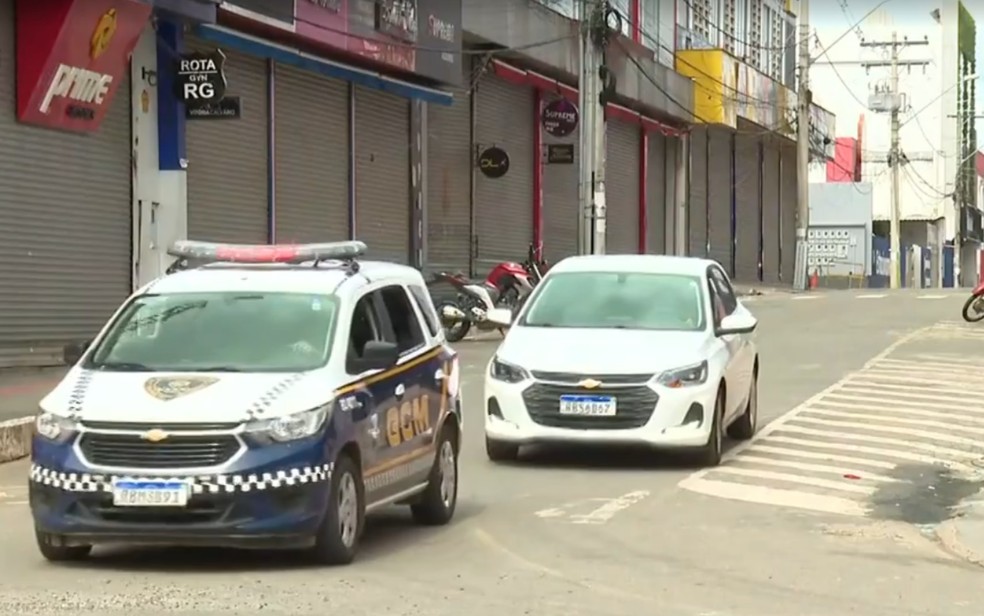 Comércio fechado em ruas de Goiânia por causa de decreto — Foto: Reprodução/TV Anhanguera