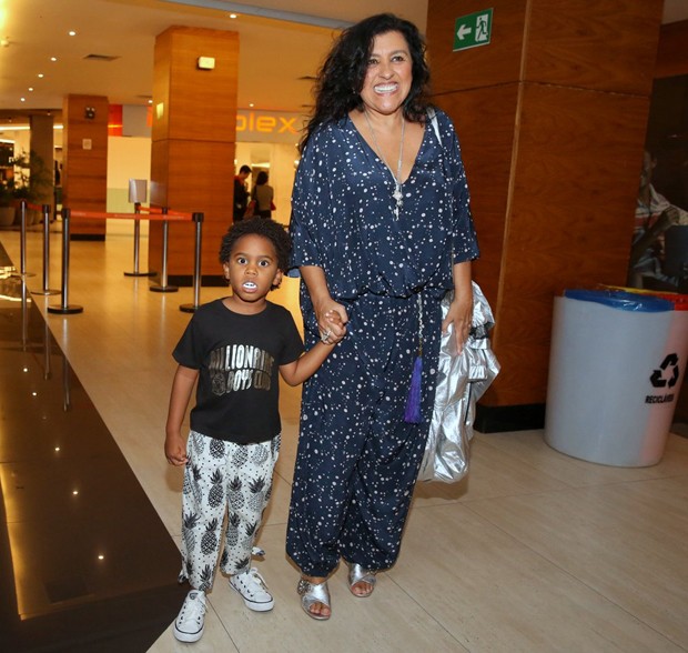 Regina Casé e o filho, Roque (Foto: AgNews)