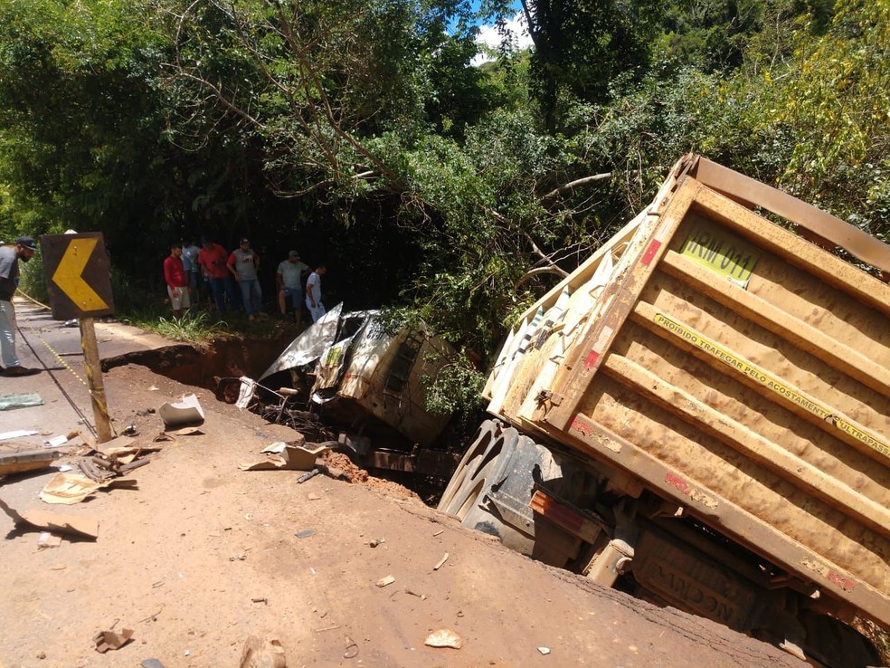 Duas carretas colidiram no início da tarde desta quarta (19) na rodovia MG-262, em Acaiaca (MG). — Foto: Redes sociais / Reprodução