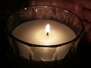 Com a falta de energia, moradores tiveram de apelar para a vela (Foto: Arquivo pessoal/ Laura Veras)