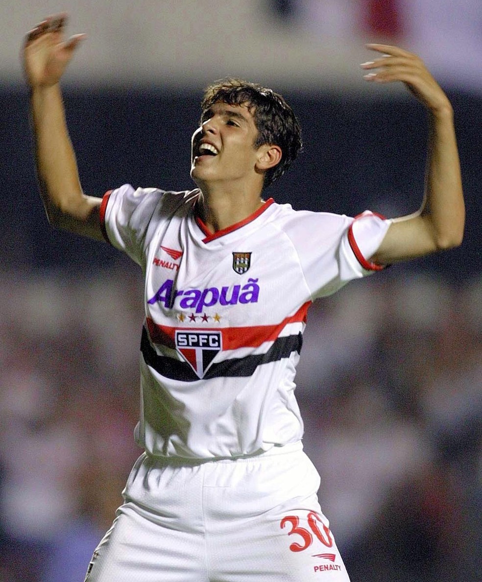 Kaká comemora título pelo São Paulo em 2001 (Foto: AFP)