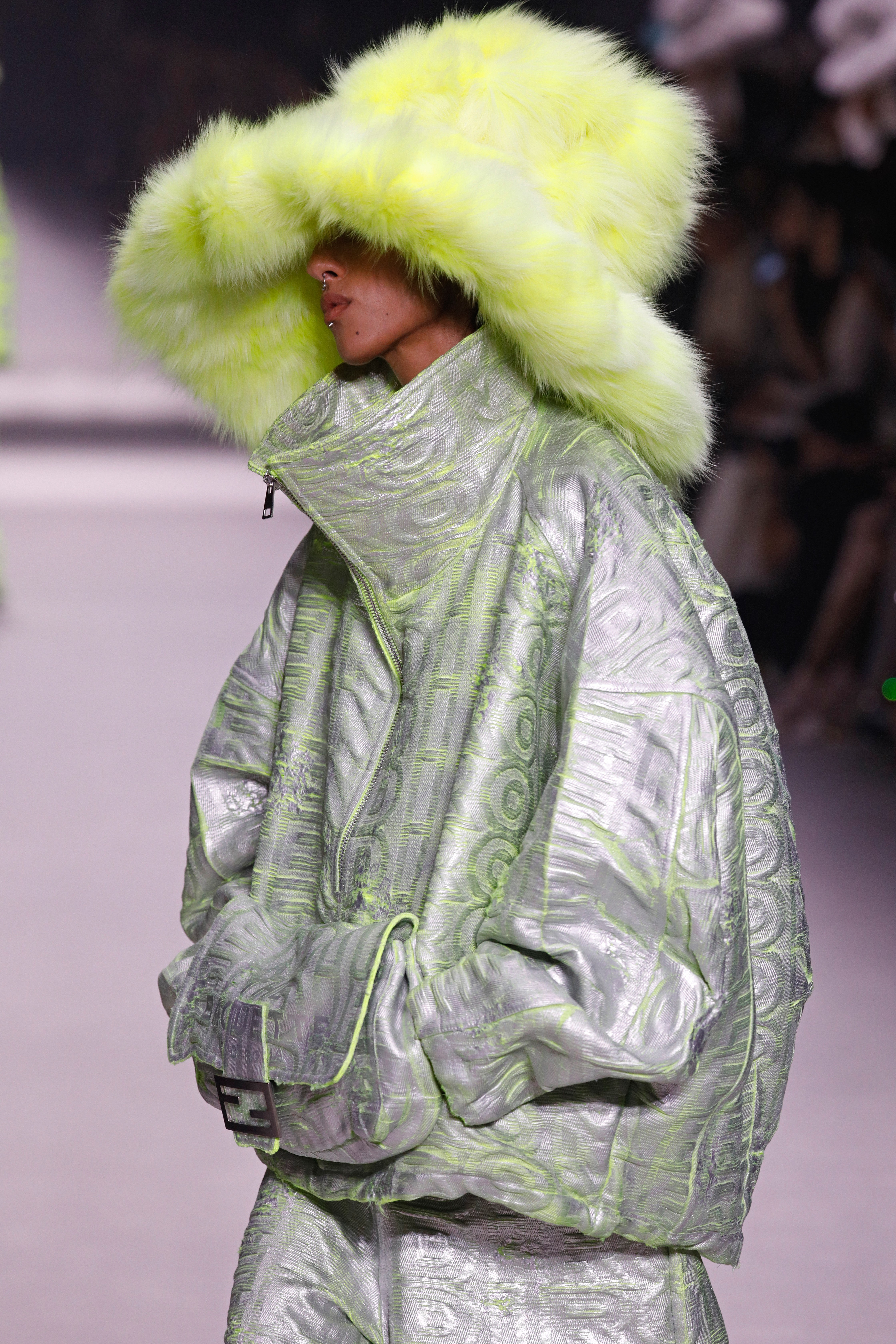 Bolso frontal do casaco ganhou releitura da Baguette bag na passarela de Nova York  (Foto: Getty Images)