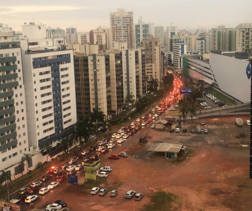 Protesto na Avenida Araucárias, em Águas Claras, provoca trânsito — Foto: Arquivo pessoal