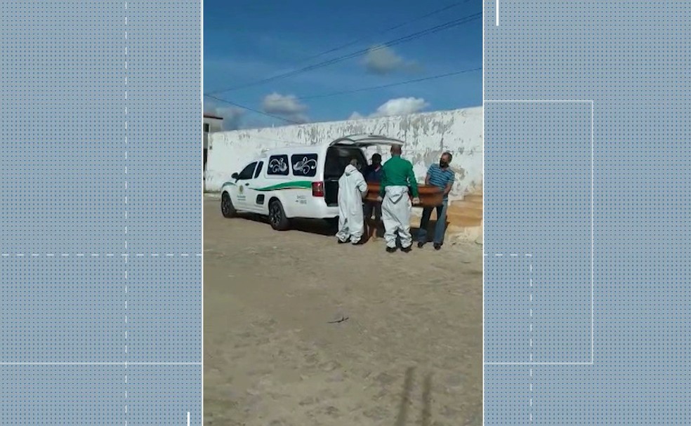 Sobrinhos de homem que morreu de Covid-19 têm que carregar caixão por falta de auxílio no cemitério, na PB — Foto: Reprodução/TV Cabo Branco