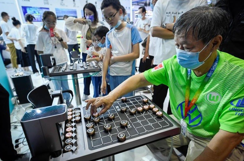 Entretenimento: Um homem joga xadrez chinês com um robô  — Foto: Wang Zhao / AFP