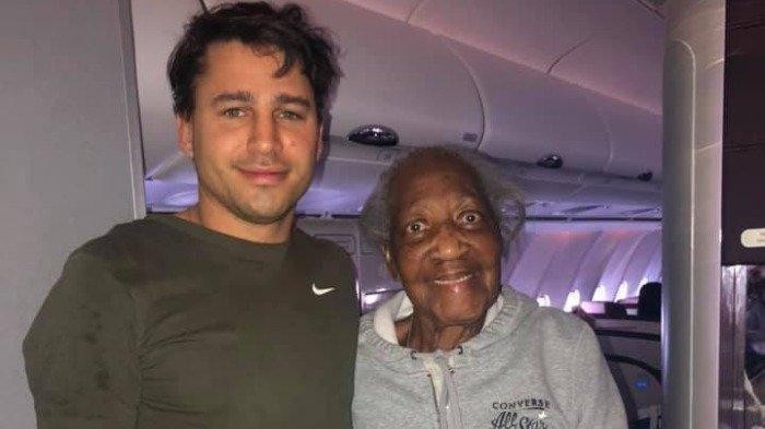 Passageiro cede lugar na 1ª classe de voo para idosa de 88 anos e história viraliza (Foto: Reprodução)