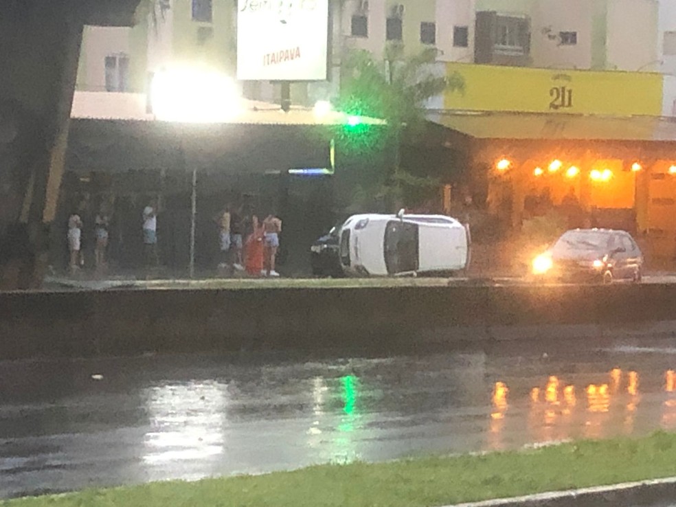 Carro tombado na Avenida Rondon Pacheco após a água baixar em Uberlândia — Foto: Hermom Dourado/Arquivo pessoal