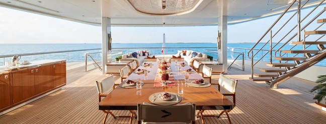 Convés principal inclui espaço para refeições com vista panorâmica — Foto: Reprodução/Boat International