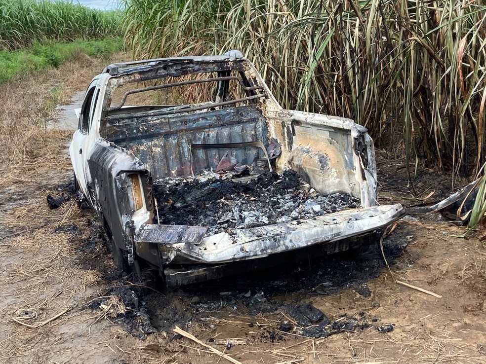 Picape em que corpos foram encontrados carbonizados em Limeira — Foto: Edijan Del Santo/EPTV