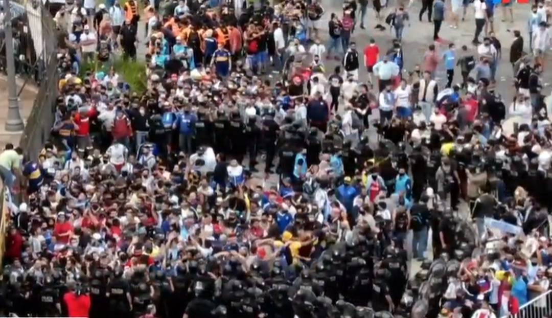 Polícia forma dois cordões de isolamento