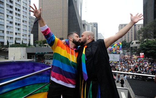 Parada do Orgulho LGBT+: Veja beijos dos famosos