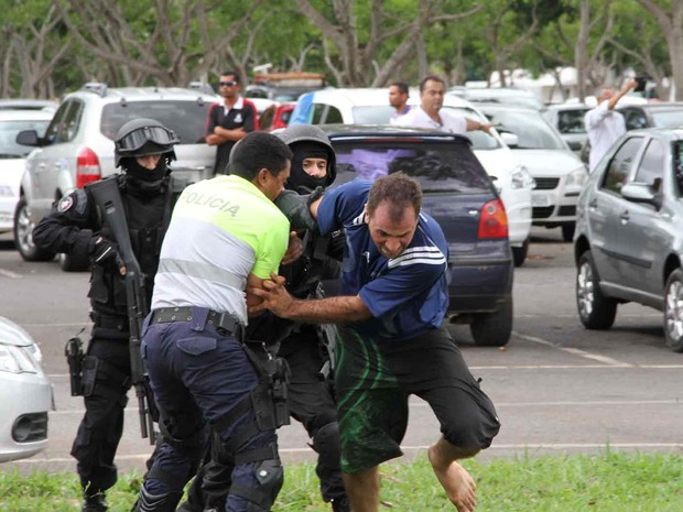 Policiais contêm sequestrador que tentava fugir (Foto: Vianey Bentes/TV Globo)