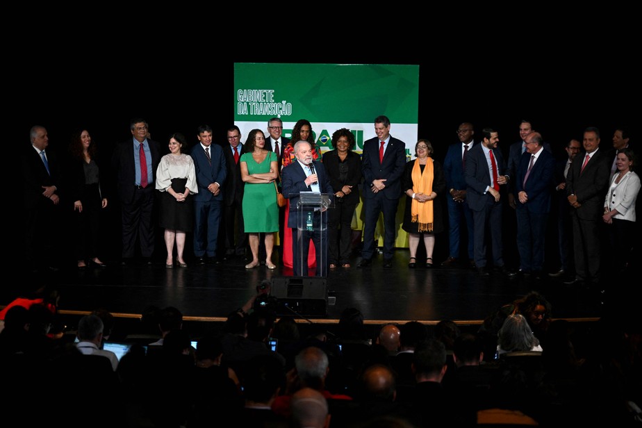 Lula anuncia 16 novos mininstros