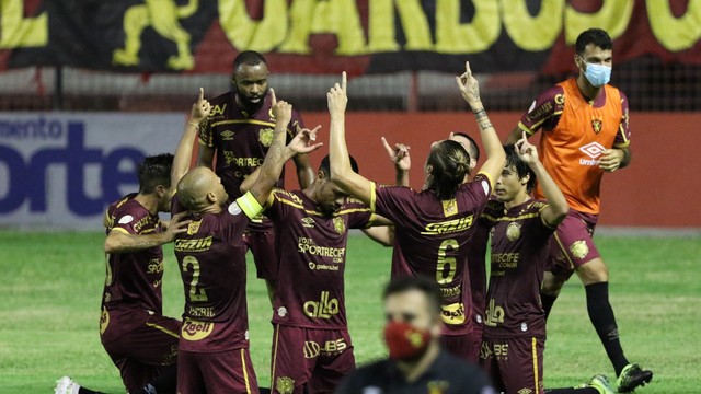 Jogadores do Sport festejam o gol da vitória sobre o Corinthians