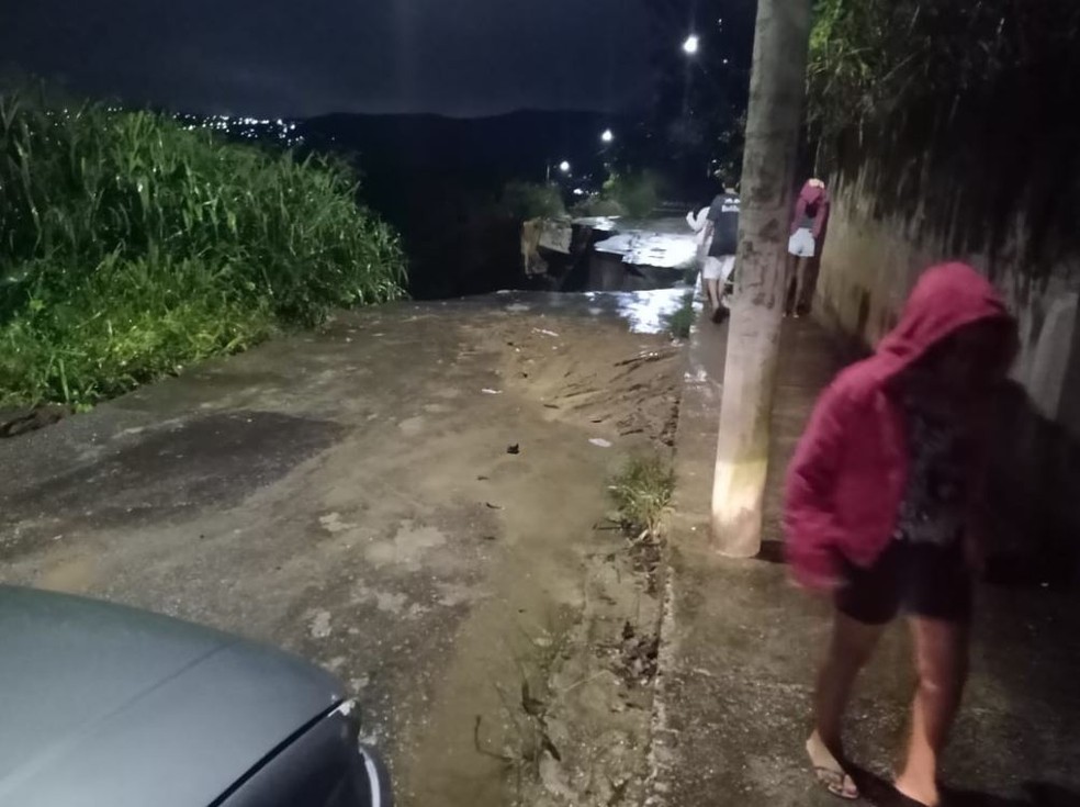 Cratera se abriu na Rua Araçuaí, no bairro Redenção, em Ibirité — Foto: Redes sociais