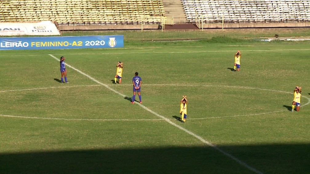 Jogadoras do Tiradentes-PI fazem protesto durante jogo da Série A2 do Brasileiro Feminino — Foto: TV Clube