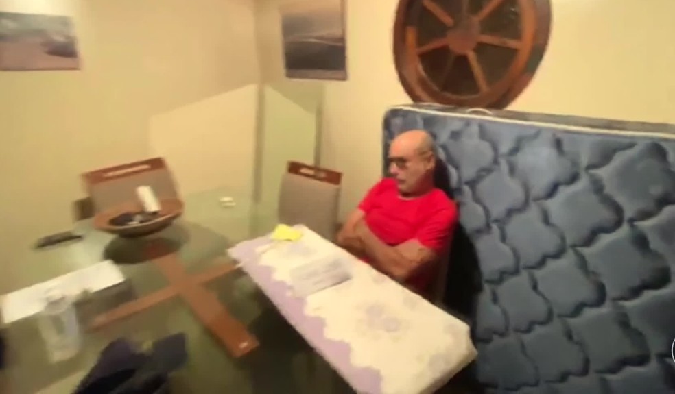 Fabrício Queiroz no momento em que a polícia entrou na casa onde ele estava escondido, em Atibaia (SP), em 18 de junho — Foto: arquivo pessoal