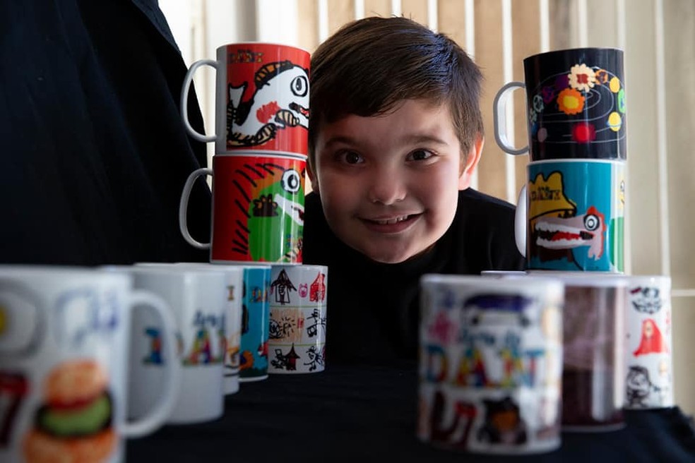 Daniel exibe com orgulho suas criações estampadas nas canecas — Foto: Arte do Daniel/Divulgação Facebook