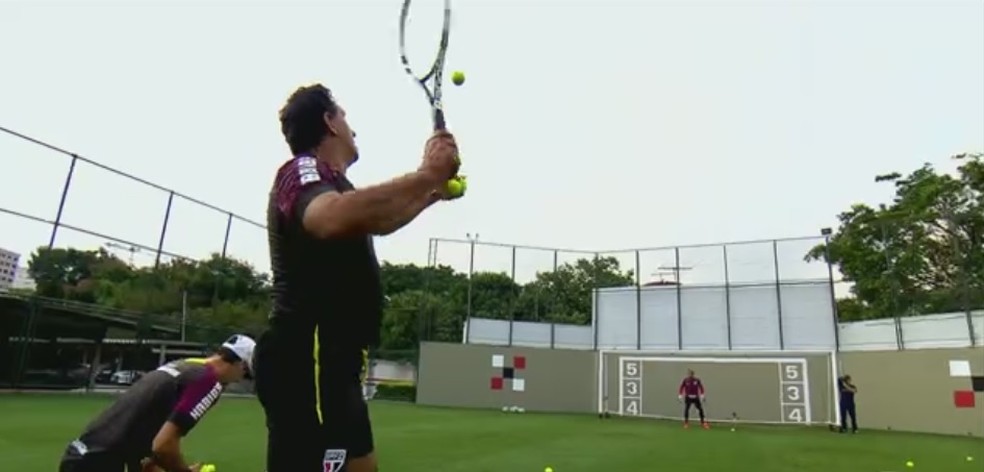Haroldo com bola e raquete de tênis em treino dos goleiros do São Paulo (Foto: Reprodução TV Globo)