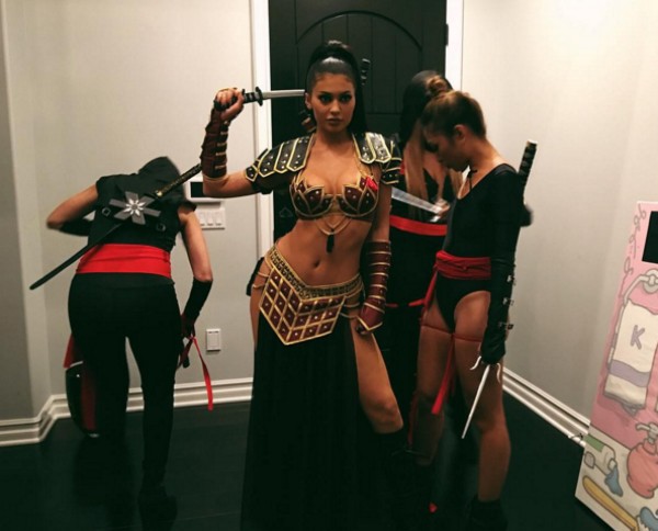 Kylie Jenner vestida de Xena em seu primeiro Halloween como adulta (Foto: Reprodução/Instagram)